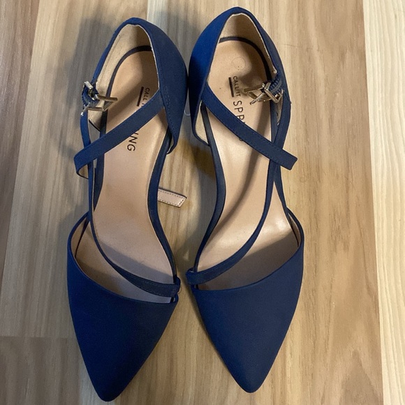 ✨Host Pick ✨Navy blue sling back kitten heels - Picture 4 of 5